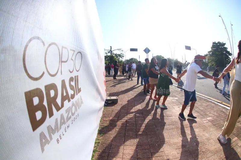 I giovani dell'Alleanza popolare per il clima tengono un rituale per segnare la presenza dei popoli amazzonici, in apertura della Cop30 di Belém