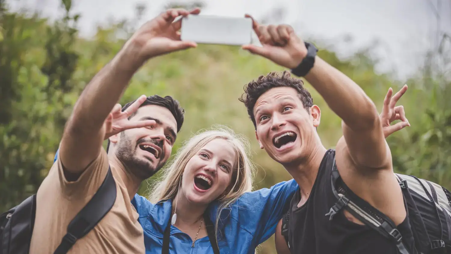 Un'estate da ecoinfluencer: dei ragazzi realizzano in selfie durante una gita in ambiente naturale