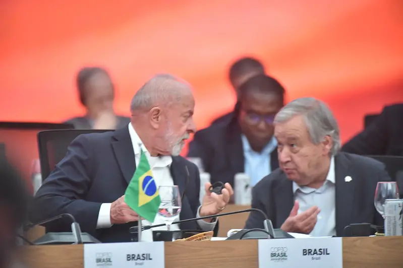 Il presidente del Brasile, Lula, insieme al segretario generale dell’Onu, Antonio Guterres, durante il Summit dei leader a Belém