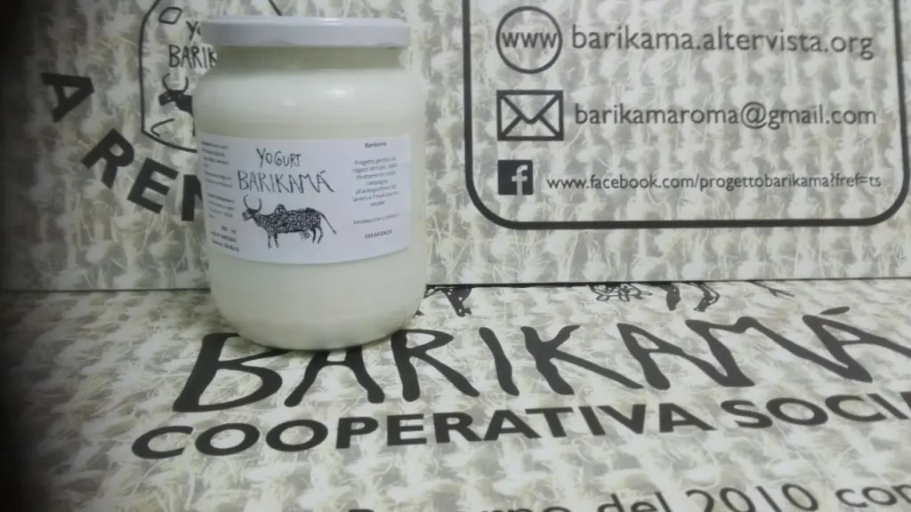 Quattro esperienze di agricoltura sociale: i componenti della Cooperativa agricola Barikamà, un barattolino di yogurt