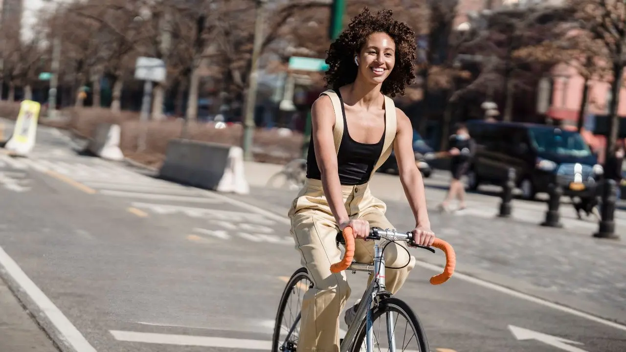 Overshoot Day, quest’anno cade il 24 luglio: una ragazza in bicicletta
