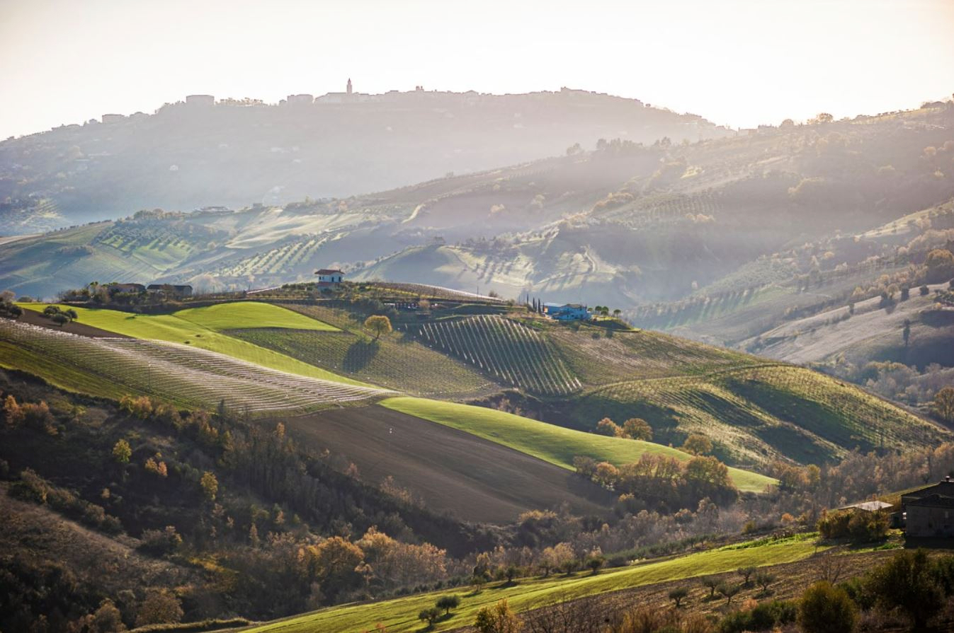 Lo splendido paesaggio abruzzese sul quale si affaccia CirelliWinesGlampig