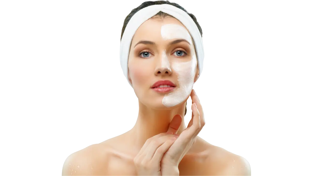 Cosmetici solidi: un volto di donna con una crema spalmata per metà