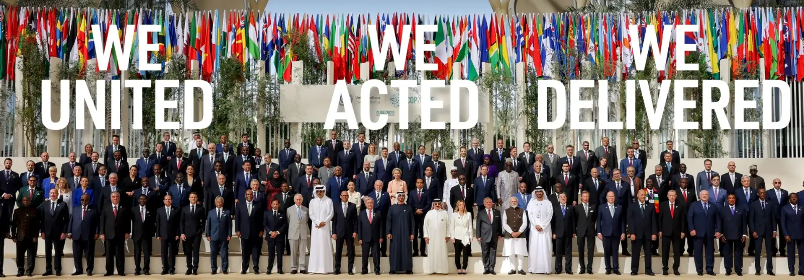 La foto conclusiva della Cop28 a Dubai con i delegati di 198 paesu