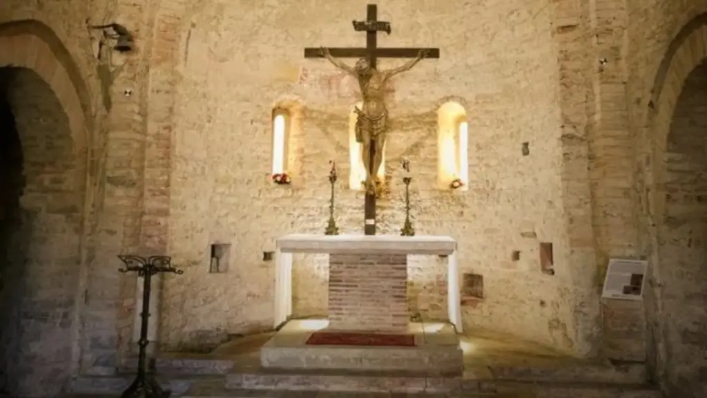 Il Crocifisso ligneo nella pieve di Viguzzolo (Alessandria), terra della Fragola profumata