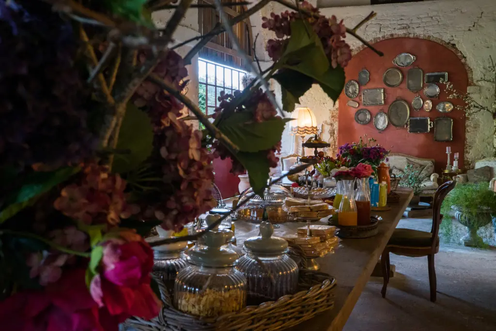 La tavola imbandita per la colazione nel glamping Canonici San Marco