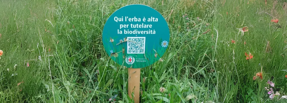 Meno sfalci, più biodiversità: un cartello sullo sfalcio ridotto del Comune di Milano
