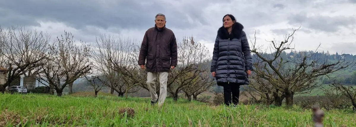 Nel 2025 con gli albicocchi di Carpineta: Eleonora e Vittorio a passeggio nel frutteto