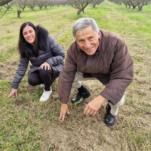 Nel 2025 con gli albicocchi di Carpineta: Eleonora Grilli e Vittorio Bertaccini con le manu sul suolo del frutteto