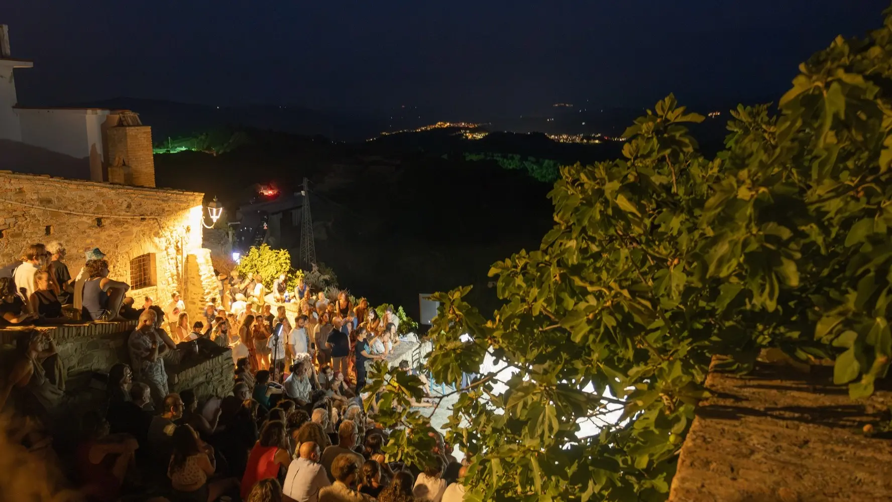 Ad Aliano, In Basilicata, con "La Luna e i calanchi" Ad Aliano, In Basilicata, con "La Luna e i calanchi": un momento del festival, con il pubblico in uno spazio suggestivo del paese
