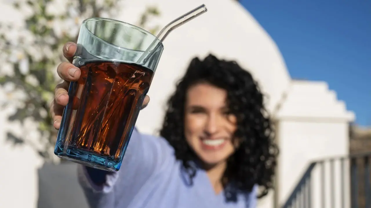Idratarsi con gusto: una ragazza con il the freddo