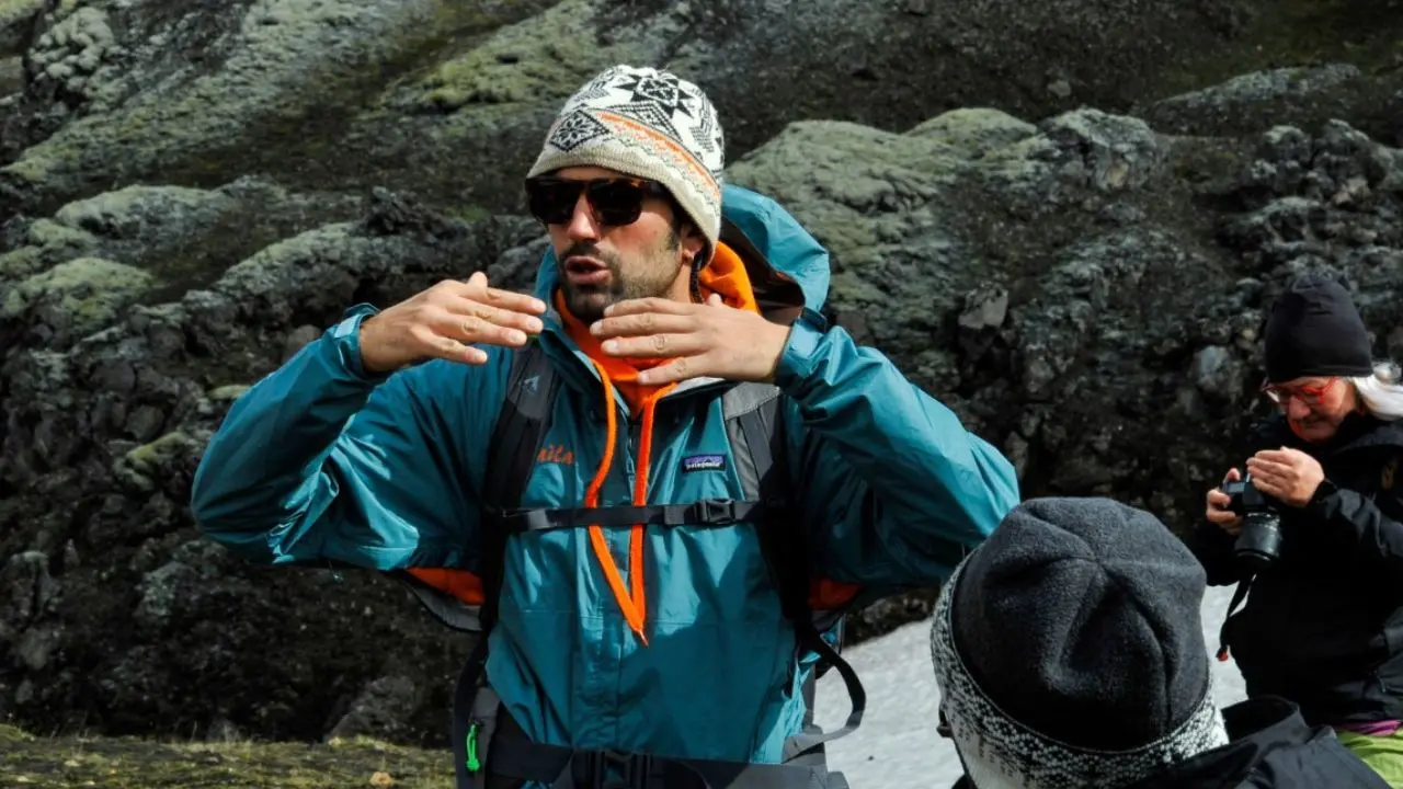 Luigi Lelli parla al gruppo durante un'escursione