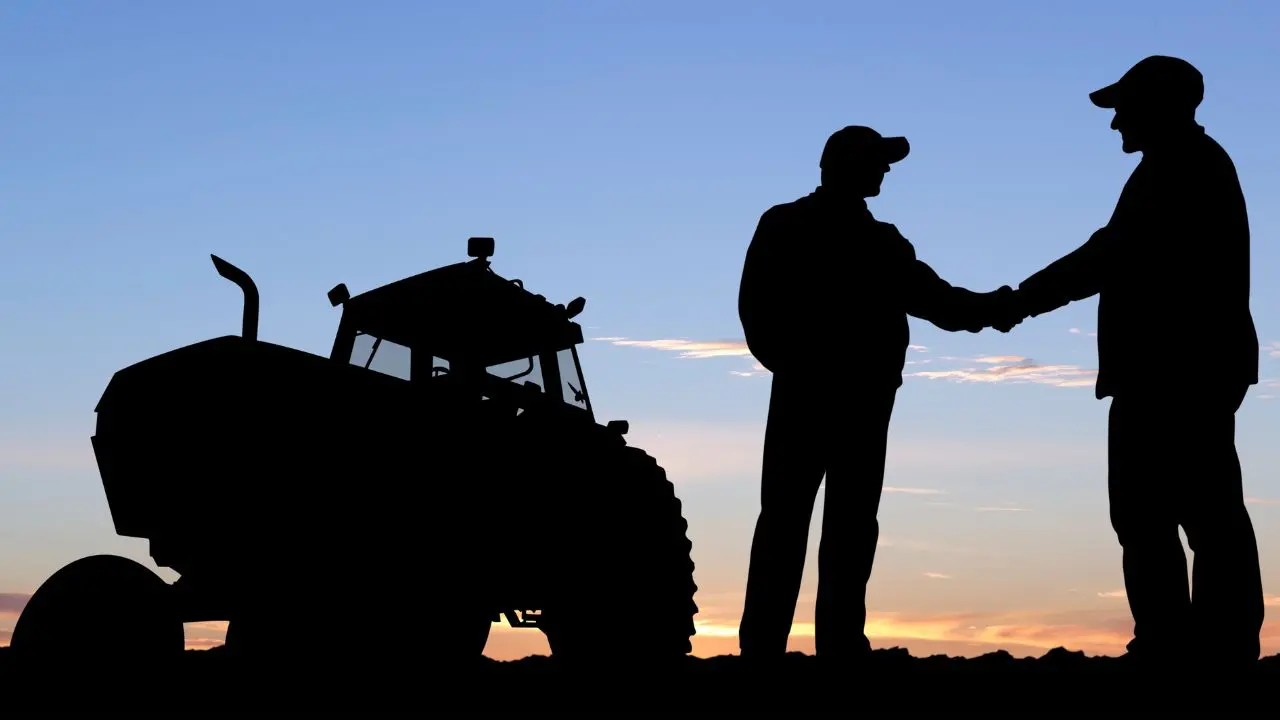 Cop30, quattro punti che restano per l'agroecologia: due agricoltori con il trattore sul campo