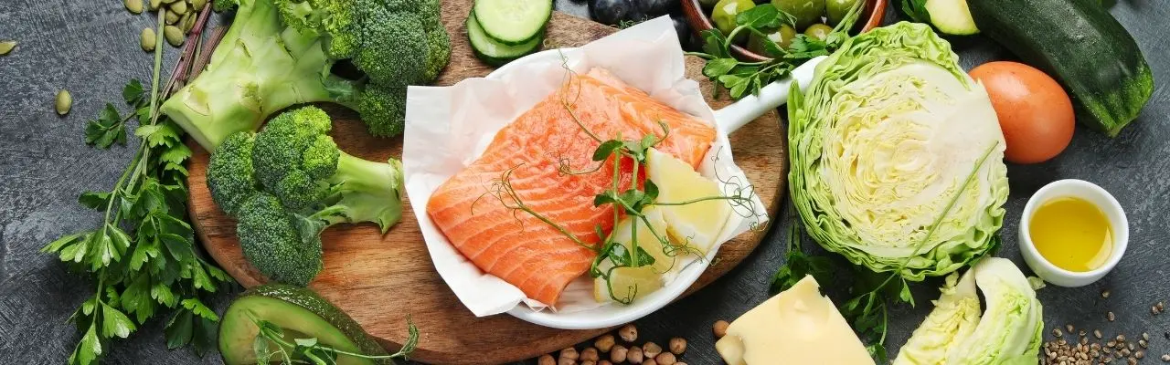Dieta flexetariana, diversi alimenti vegetali con un piatto di pesce al centro