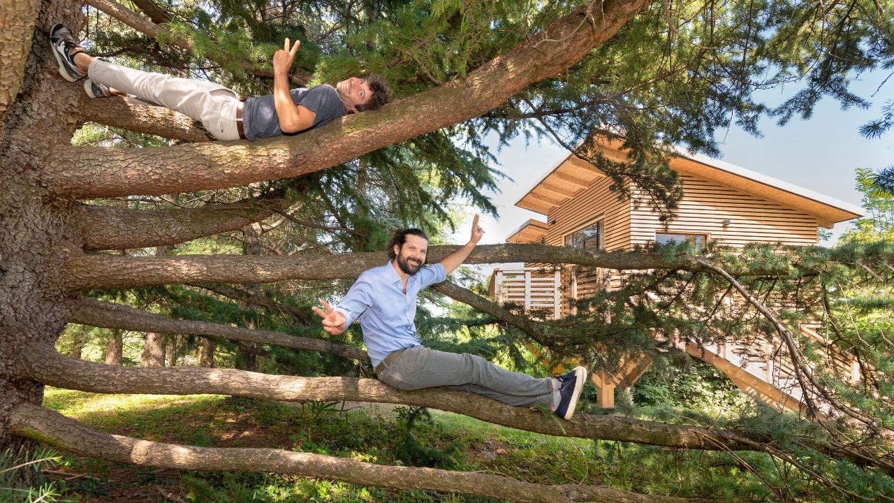 Francesco e Matteo poggiati fra i rami di un grande albero del Parco del Grep