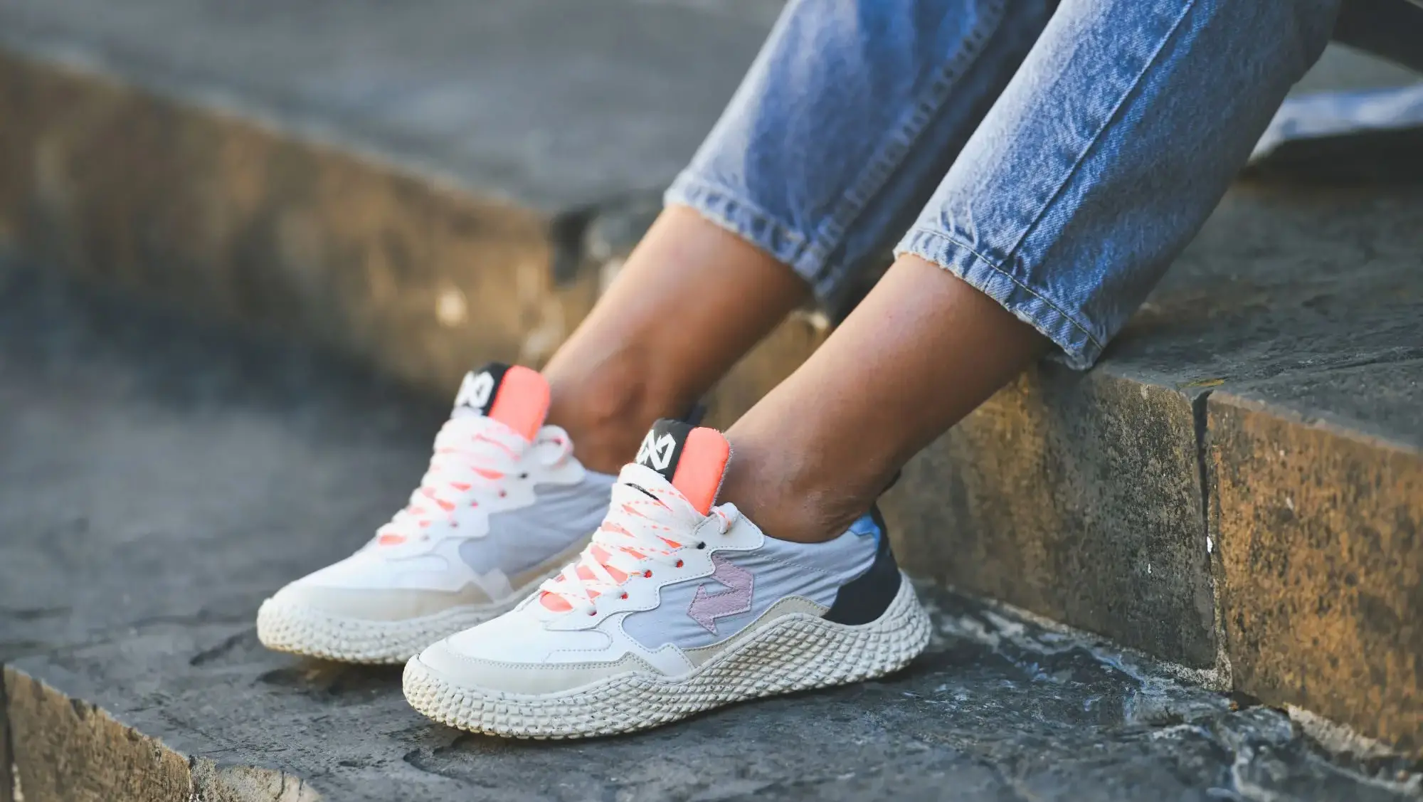 Leggera come una sneaker: due piedi di donna con le sneaker