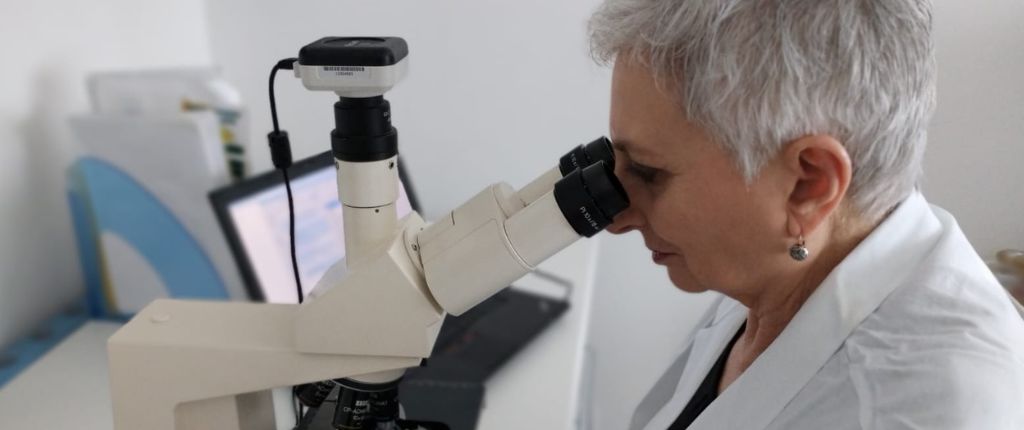 Lucia Piana nel suo laboratorio