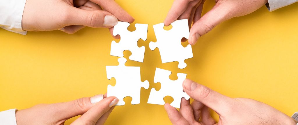 Tasselli del puzzle che si incastrano, come metafora della collaborazione
