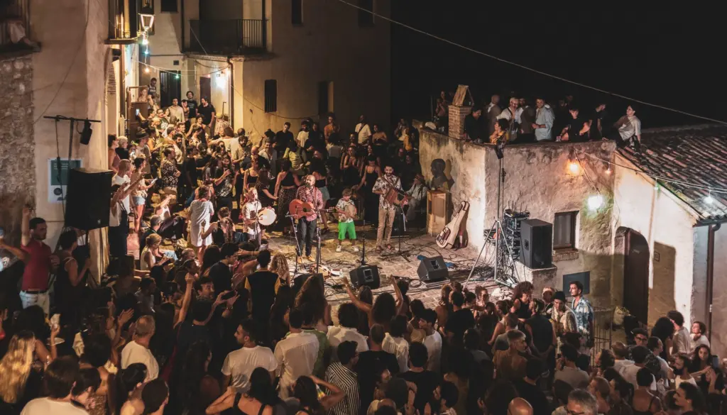 Ad Aliano, In Basilicata, con "La Luna e i calanchi" Ad Aliano, In Basilicata, con "La Luna e i calanchi"; un concerto in una piazzetta del paese