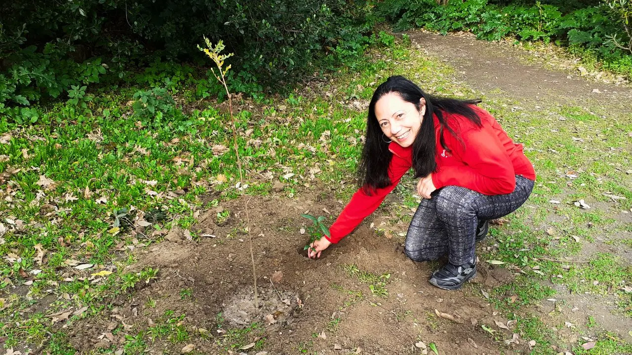 Lilly Cacace, educatrice ambientale, osserva un albero appena piantato