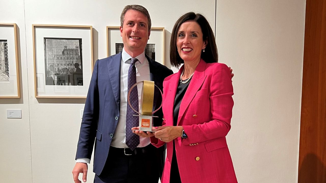 Pierluigi Fusco Girard e Cinzia Xodo ricevono in premio per l'imballaggio L!ncredible® 