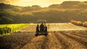 Un mezzo agricolo in un campo arato