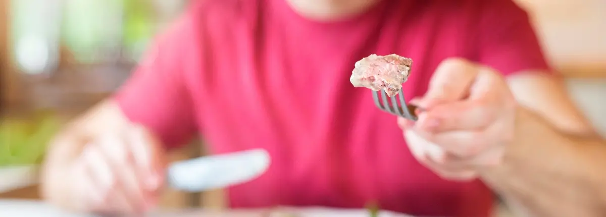 Una forchetta con del cibo in primo piano