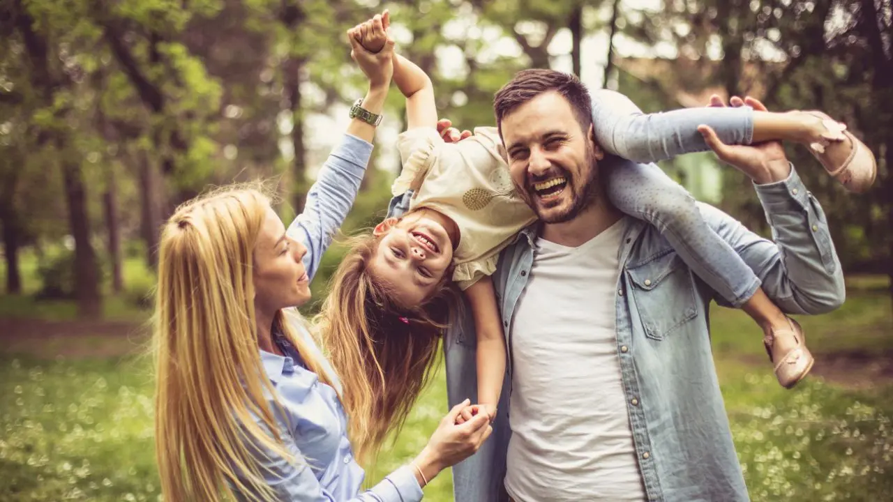 Vitamina D, sfida d'autunno: una famiglia gioca nel bosco
