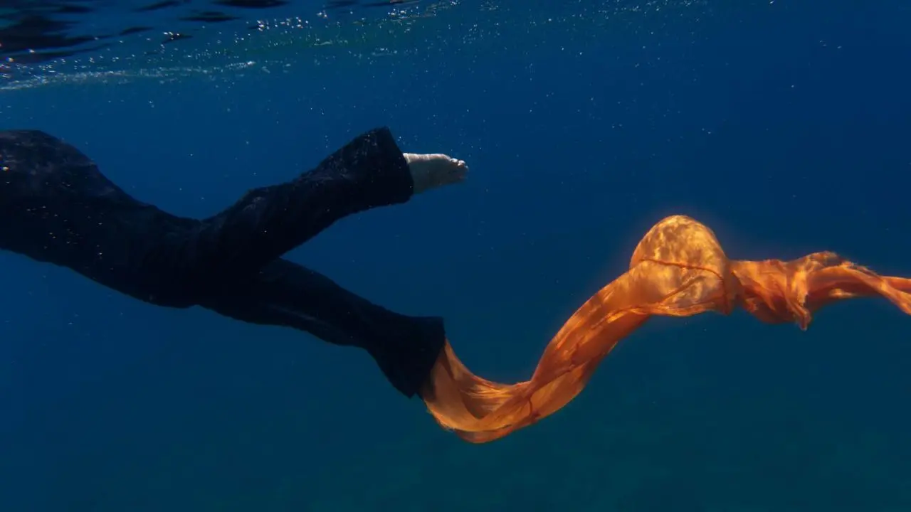 Prima onda Fest, immagine creativa, una performance di teatro-danza sott'acqua