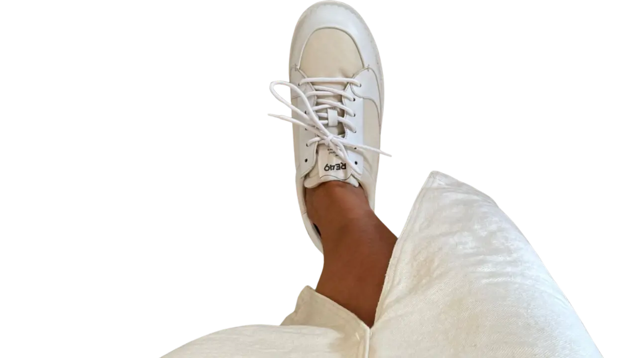 Leggera come una sneaker: un piede dall'alto con una scarpa di Re40