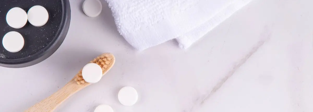 Cosmetici solidi: pastiglie di dentifricio e uno spazzolino
