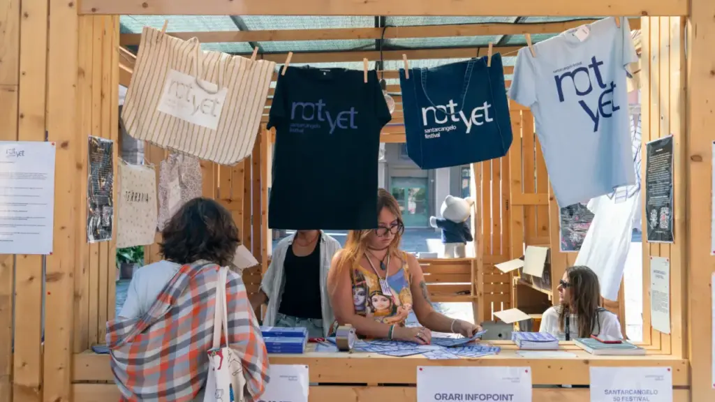 Santarcangelo (Rn), il festival che protegge l’ambiente: la vendita del merchandising