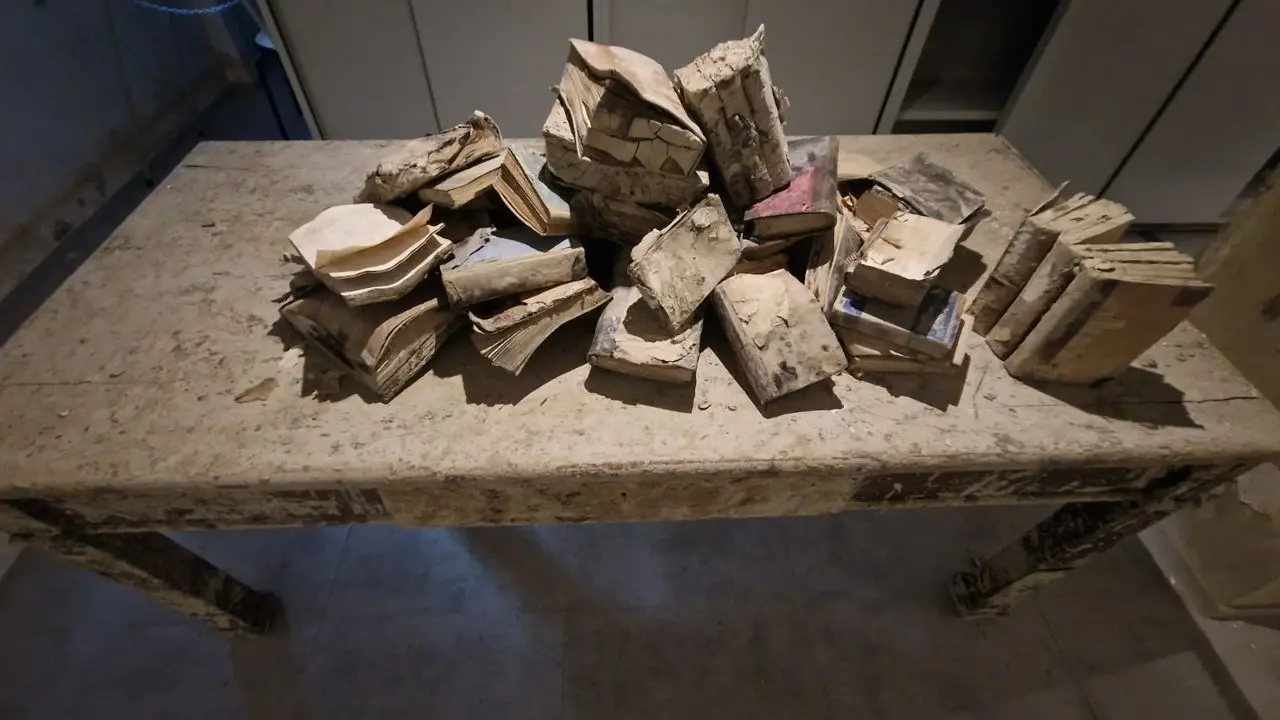 Un'installazione di libri salvati dal fango