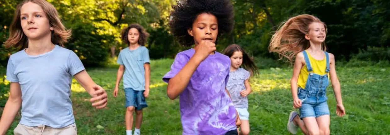 Verde in città, bambini che corrono in un parco