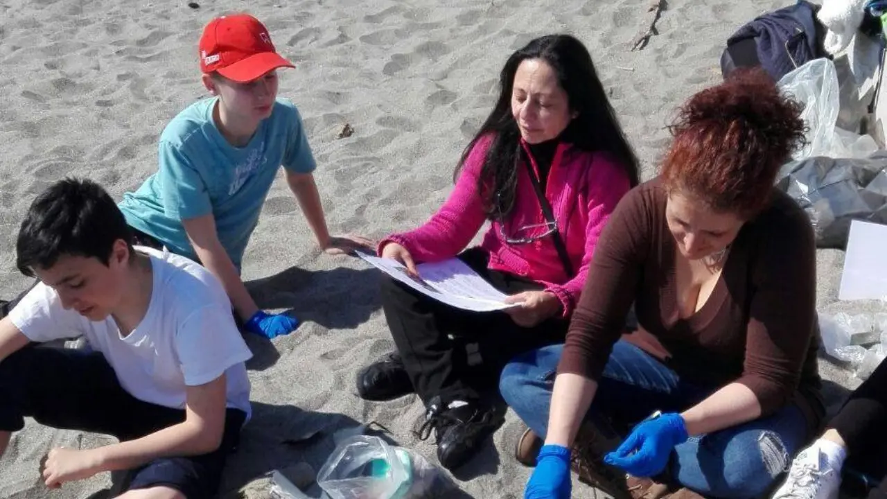 Lilly Cacace, educatrice ambientale: attività sulla spiaggia