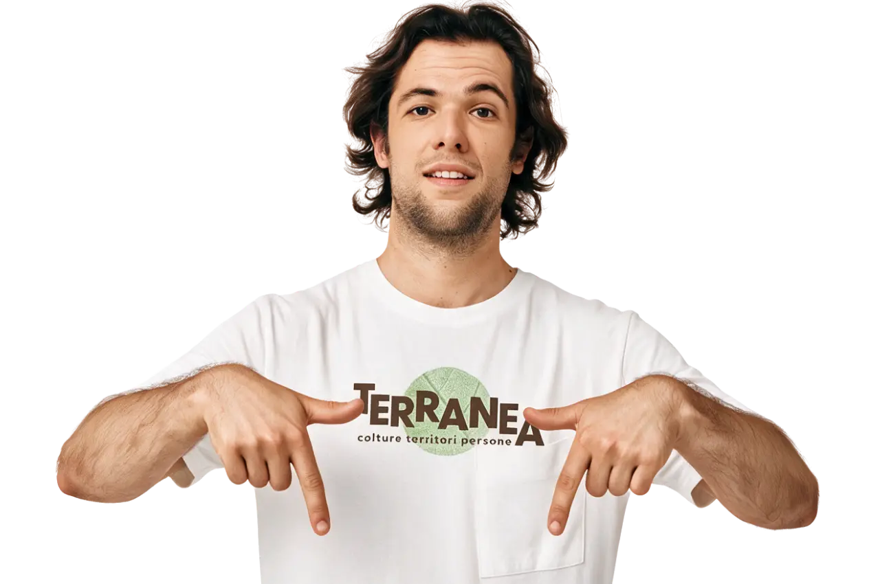 Vitamina B12, come integrarla in maniera corretta Vitamina B12, perché controllarla e come integrarla in maniera corretta: un ragazzo di Terranea indica verso il basso
