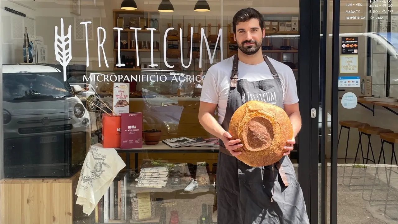 Pane sostenibile: Matteo Valentini di Triticum con una pagnotta in mano