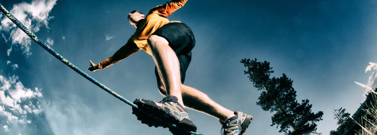 Overshoot Day, quest’anno cade il 24 luglio: una ragazza in equilibro su una corda