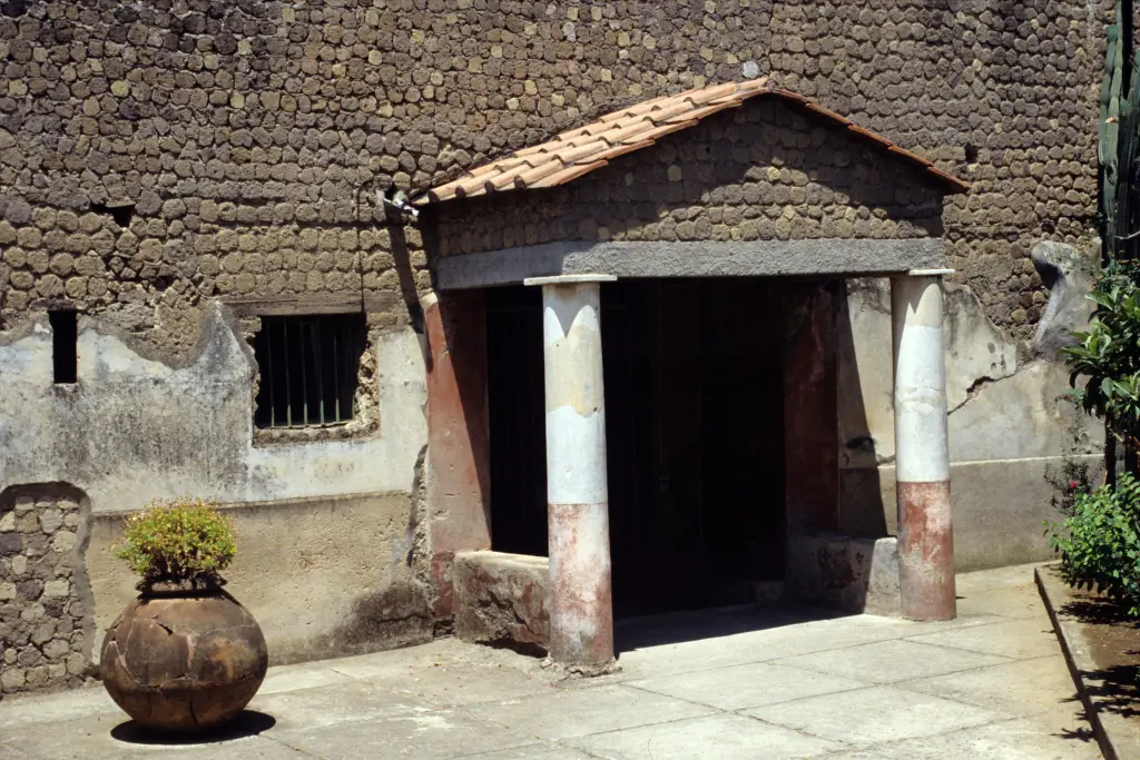 Villa San Marco, il protiro