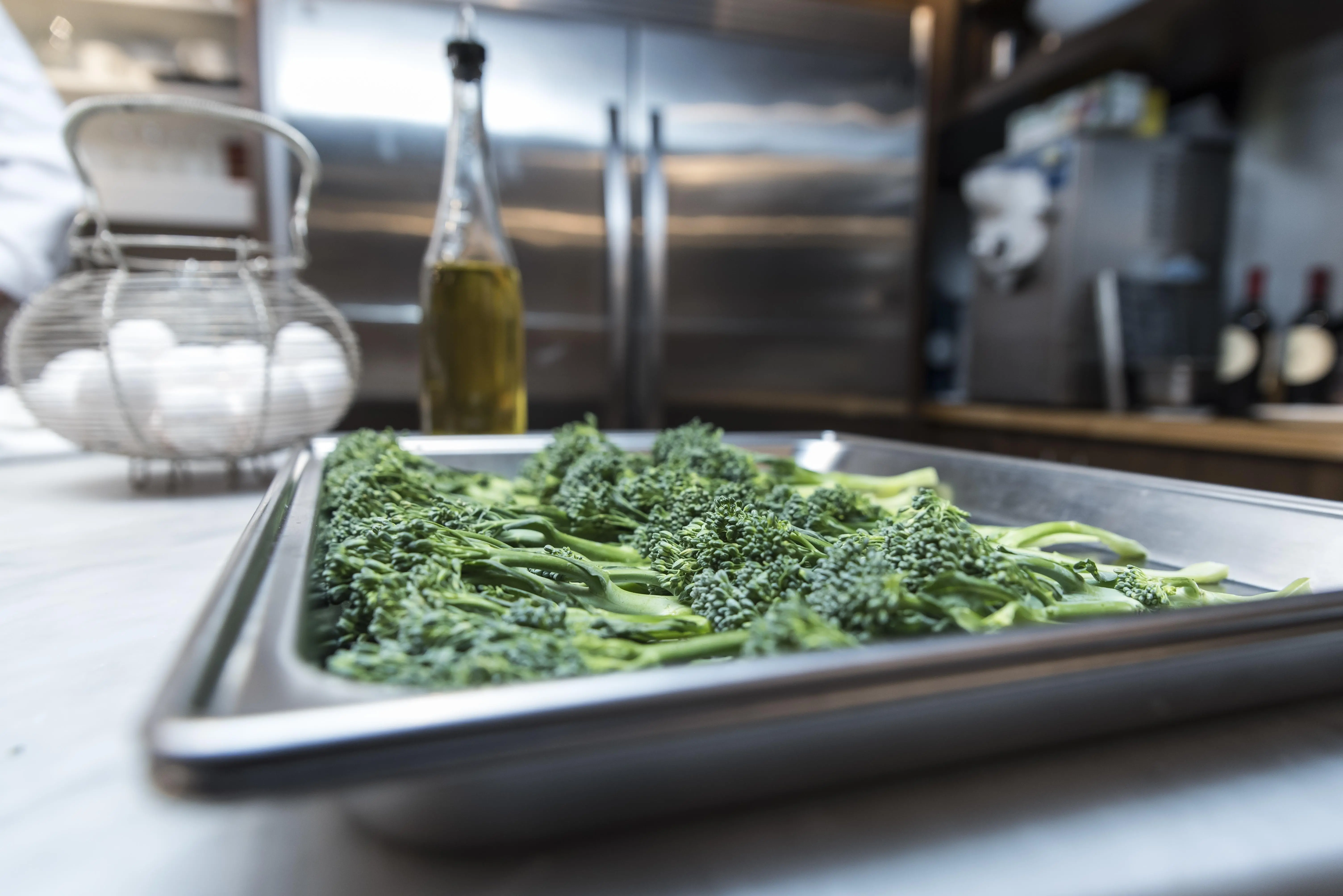 Un vassoio di broccoli 