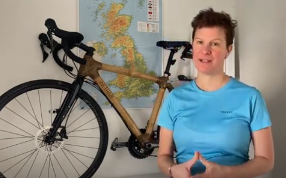 Kate Strong, alle sue spalle la bicicletta in bambù
