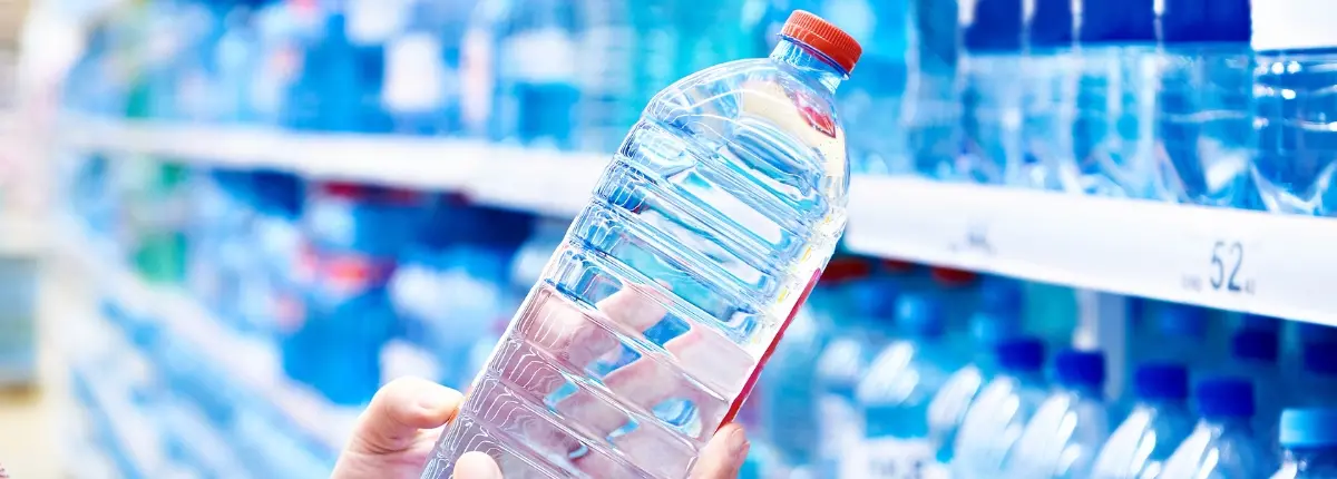 Acqua in bottiglia al supermercato