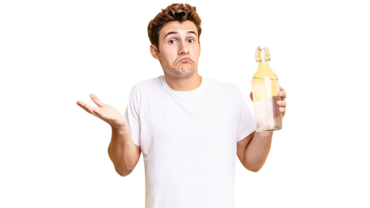 Un ragazzo con una bottiglia d'acqua in mano