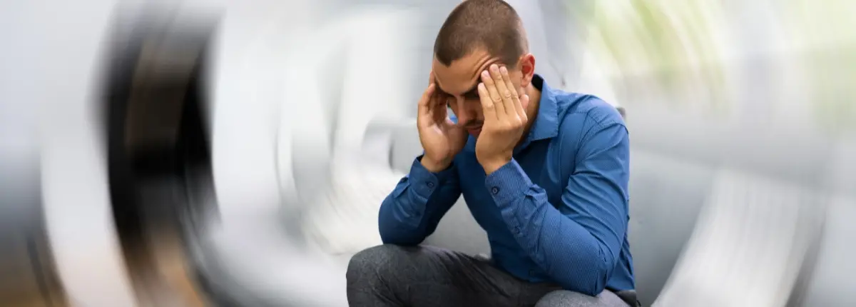 Un uomo con sintomi di ansia e stress