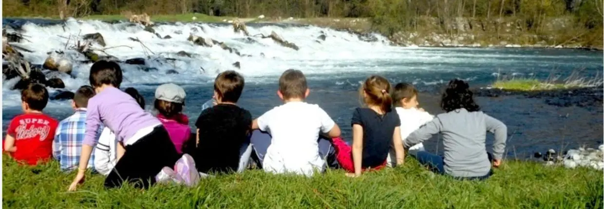 Bambini lungo la riva di un fiume