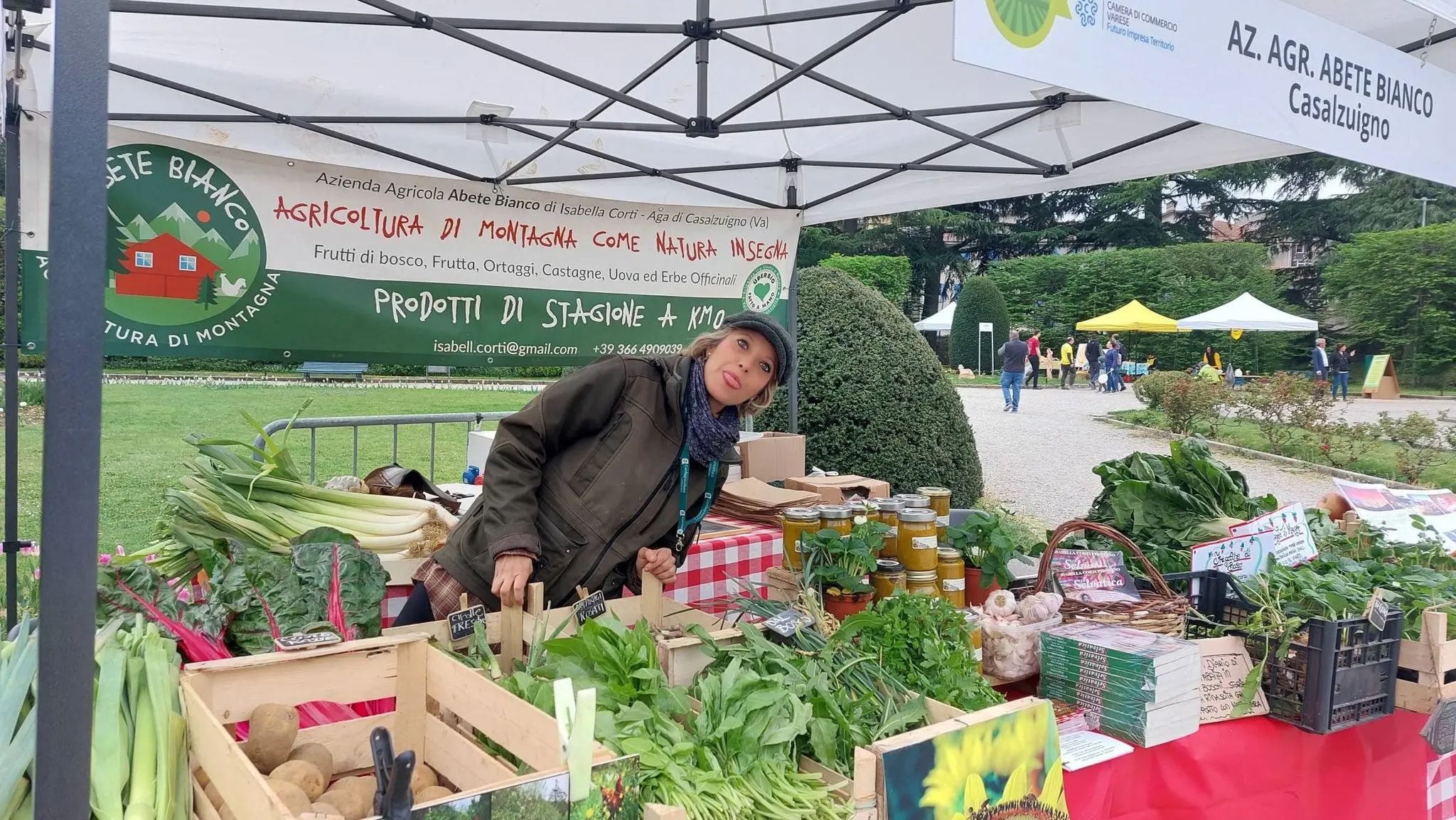 Isabella Corti Pirovano durante un mercato ad Aga di Casalzuigno