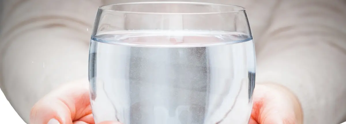 Un bicchiere d'acqua limpida