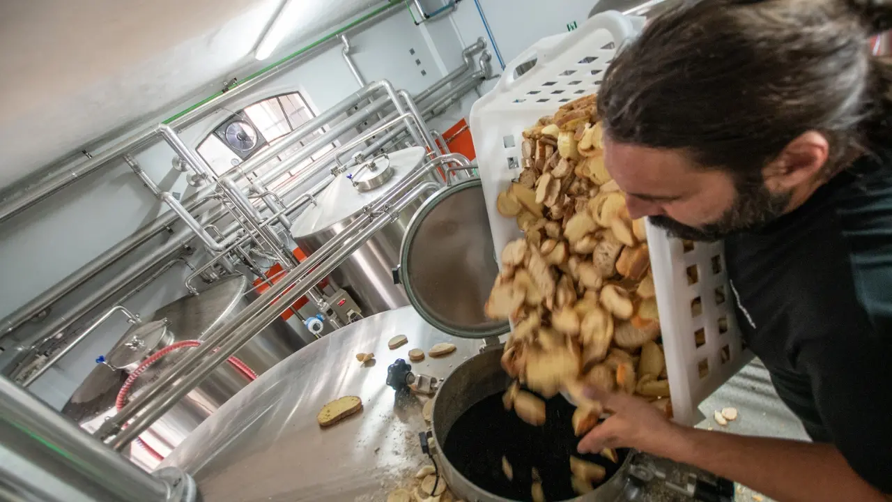 Pane sostenibile: la lavorazione del pane recuperato per fare la birra Biova