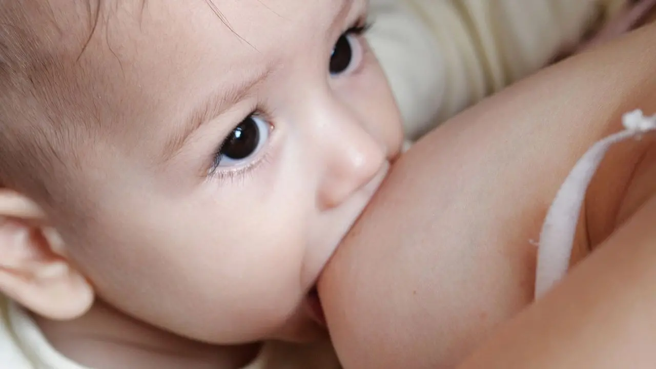 B12, come integrarla in maniera corretta: un bambino durante l'allattamento
