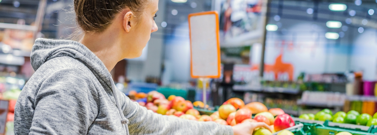 Biologico, una ragazza sceglie la frutta al mercato
